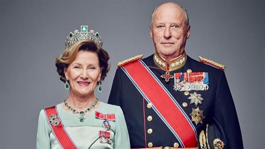 ملك النرويج وزوجته يتلقيان اللقاح المضاد لكورونا